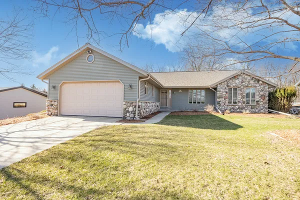 $500,000 | N70W23439 Prides Road, Sussex, WI 53089