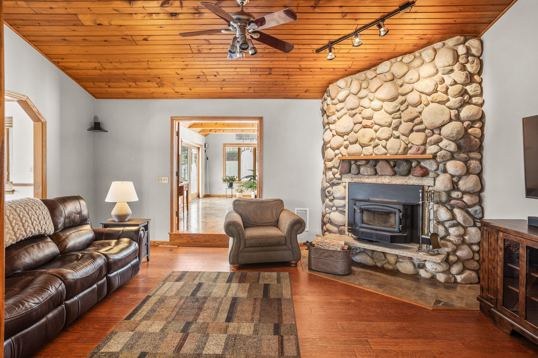 N70W23439 Prides Road Sussex, WI 53089 - Photo 8 of 36 Living Room