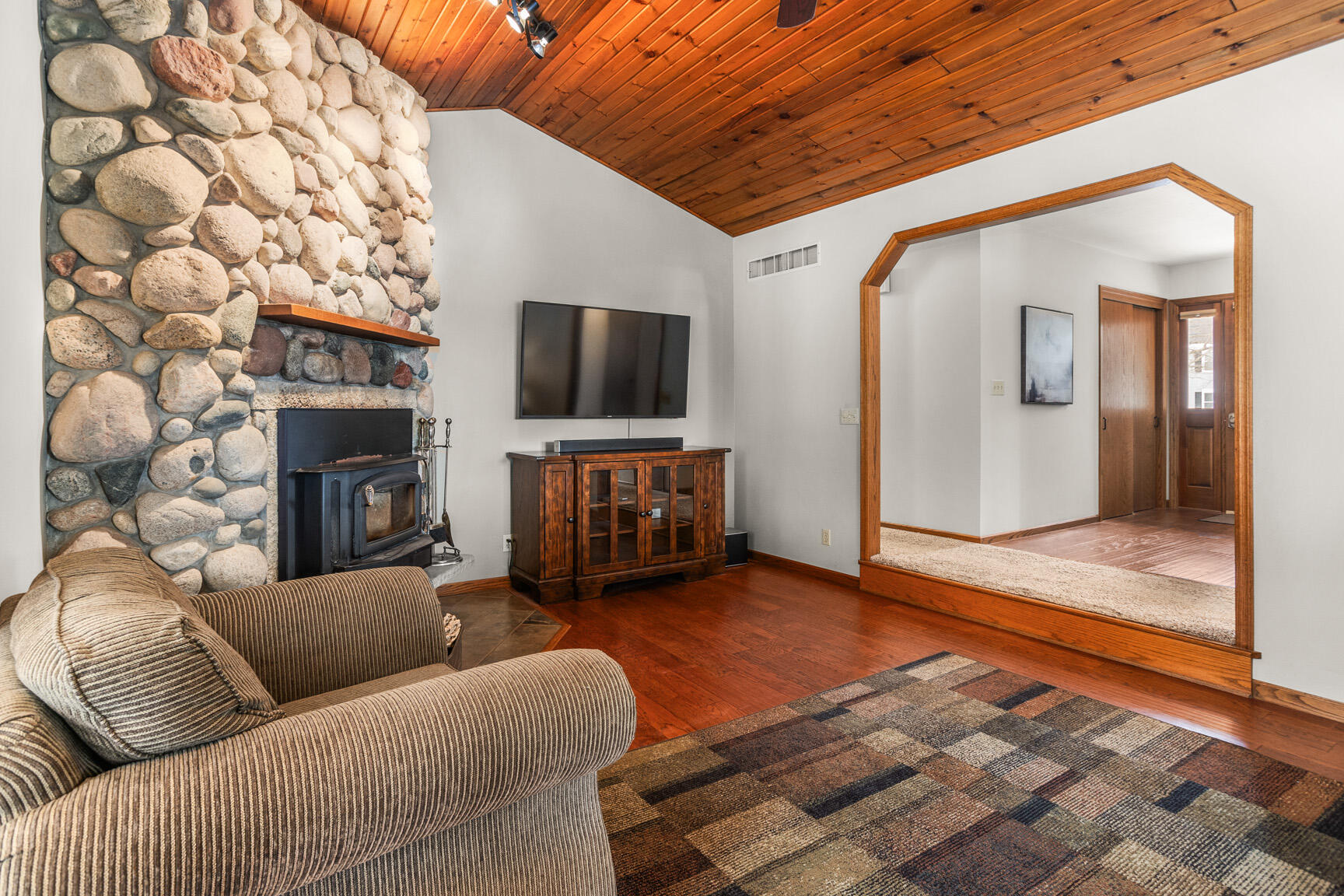 N70W23439 Prides Road Sussex, WI 53089 - Photo 9 of 36 Living Room