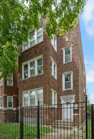 $1,700 | 8222 South Maryland Avenue, Unit 3, Chicago, IL 60619