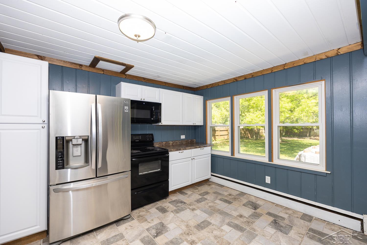 4352 Shattuck Road Saginaw, MI 48603 - Photo 6 of 23 50112939-5.JPG