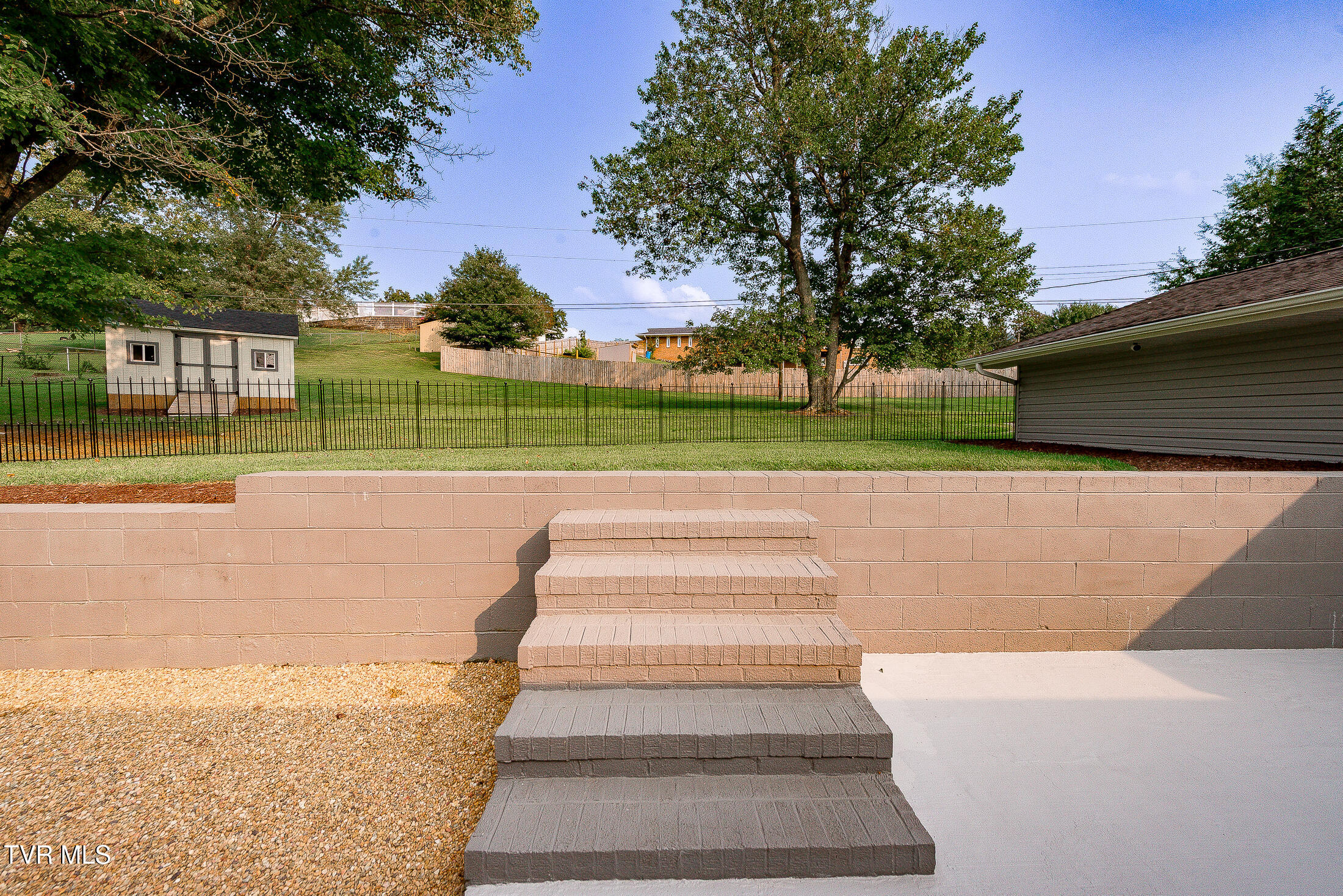 517 Forestdale Road Kingsport, TN 37660 - Photo 21 of 33 backyard