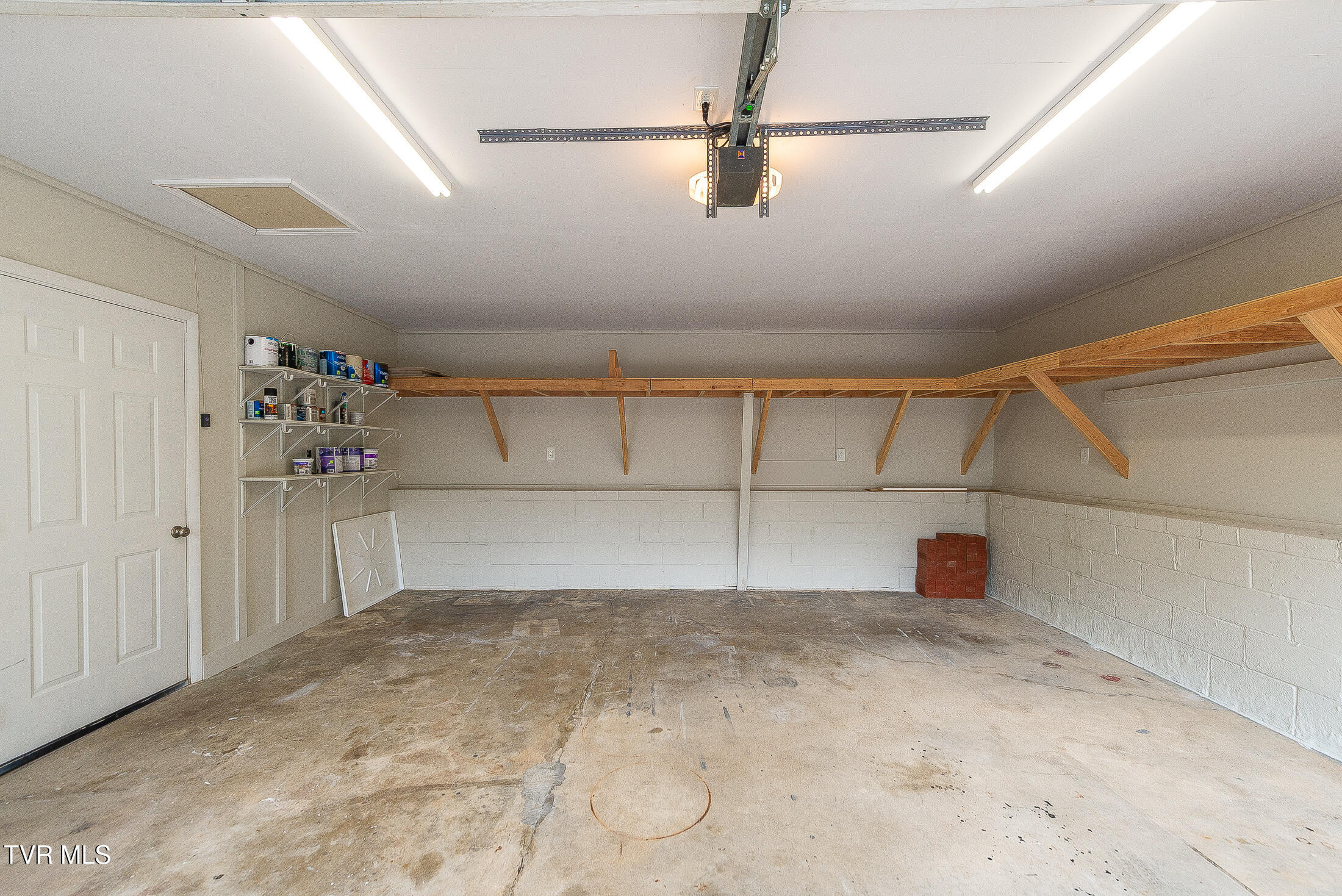 517 Forestdale Road Kingsport, TN 37660 - Photo 28 of 33 garage