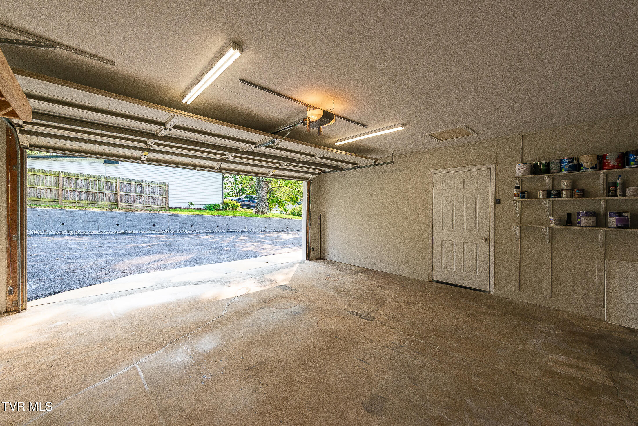 517 Forestdale Road Kingsport, TN 37660 - Photo 29 of 33 garage