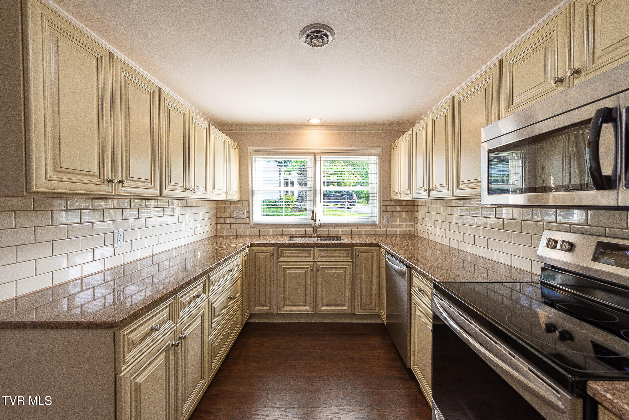 517 Forestdale Road Kingsport, TN 37660 - Photo 7 of 33 kitchen