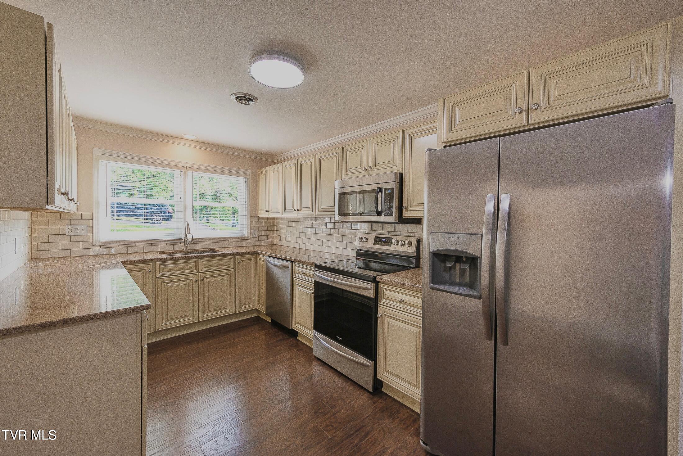 517 Forestdale Road Kingsport, TN 37660 - Photo 10 of 33 kitchen