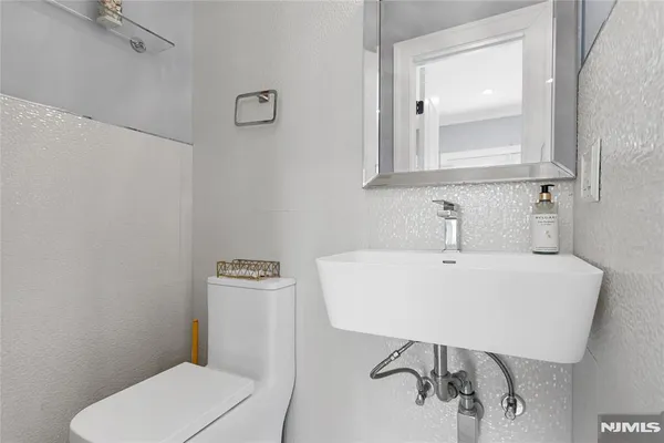 $1,600,000 | 537 Spring Valley Road, Paramus, NJ 07652