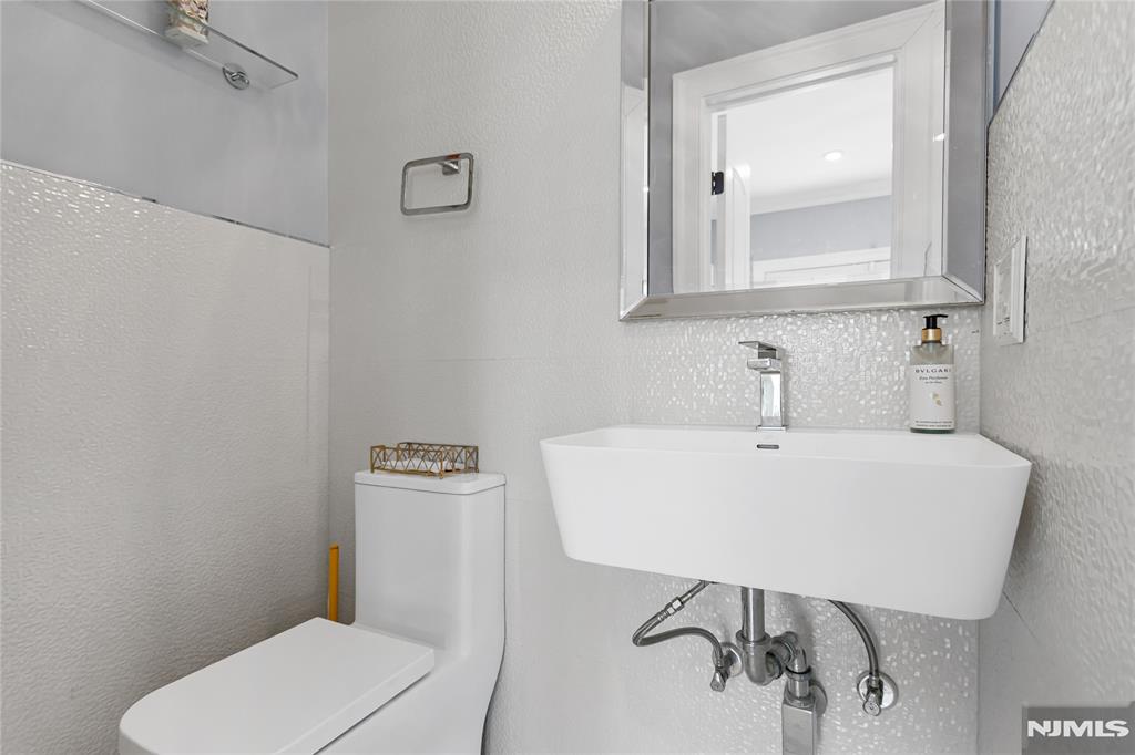 537 Spring Valley Road Paramus, NJ 07652 - Photo 11 of 36