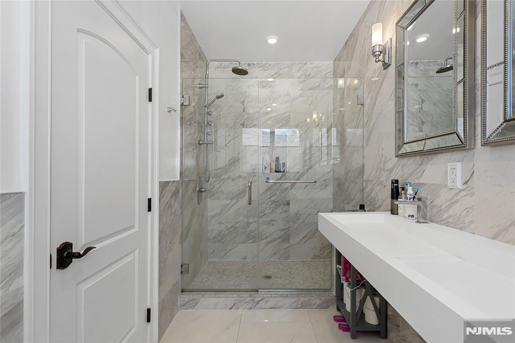 537 Spring Valley Road Paramus, NJ 07652 - Photo 15 of 36