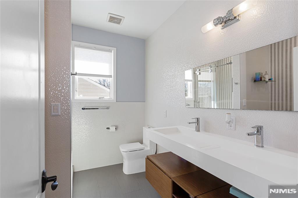 537 Spring Valley Road Paramus, NJ 07652 - Photo 19 of 36