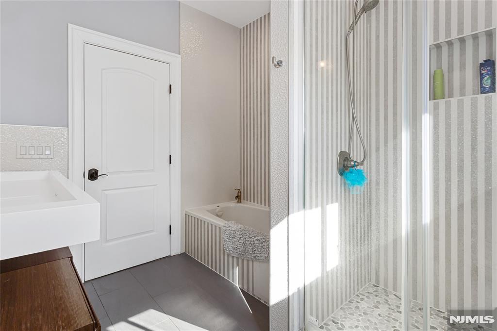 537 Spring Valley Road Paramus, NJ 07652 - Photo 20 of 36