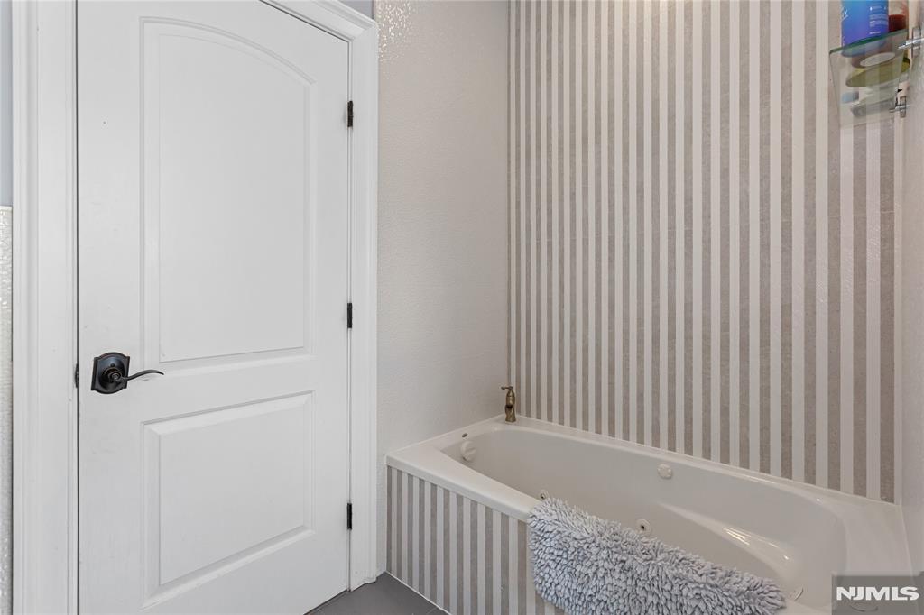 537 Spring Valley Road Paramus, NJ 07652 - Photo 21 of 36