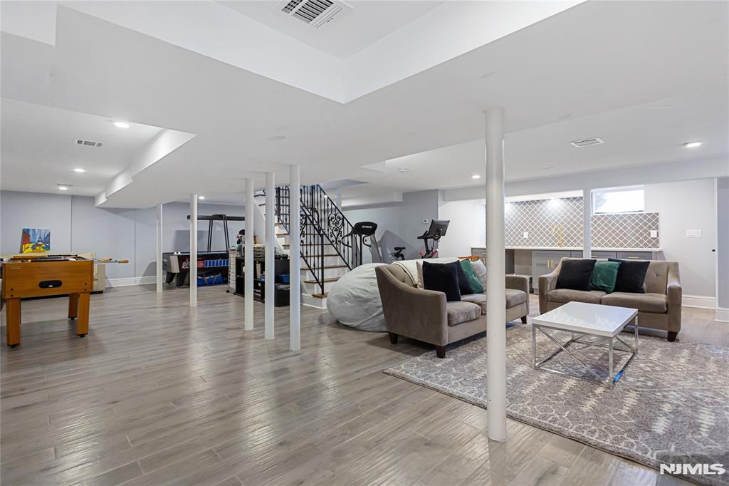 537 Spring Valley Road Paramus, NJ 07652 - Photo 25 of 36