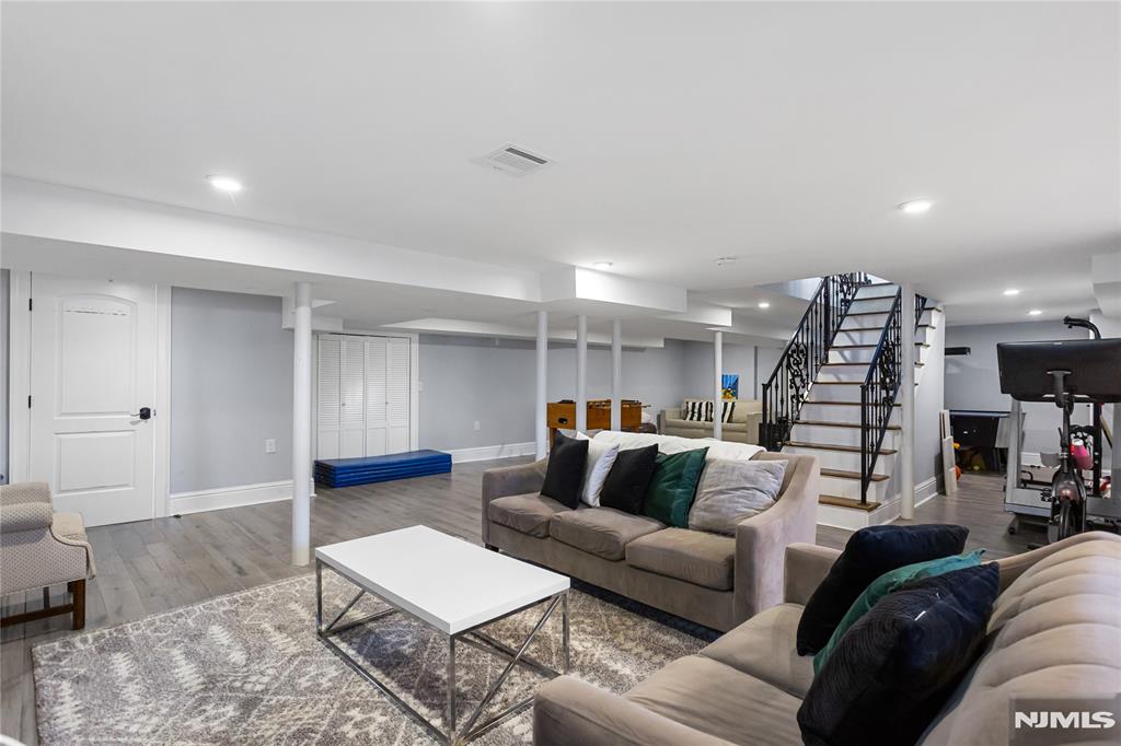 537 Spring Valley Road Paramus, NJ 07652 - Photo 27 of 36