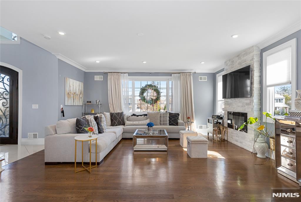 537 Spring Valley Road Paramus, NJ 07652 - Photo 4 of 36