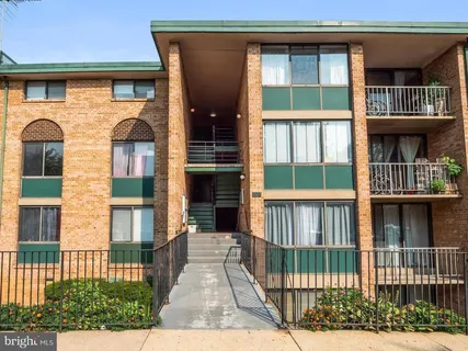 $265,000 | 525 North Armistead Street, Unit T2, Alexandria, VA 22312