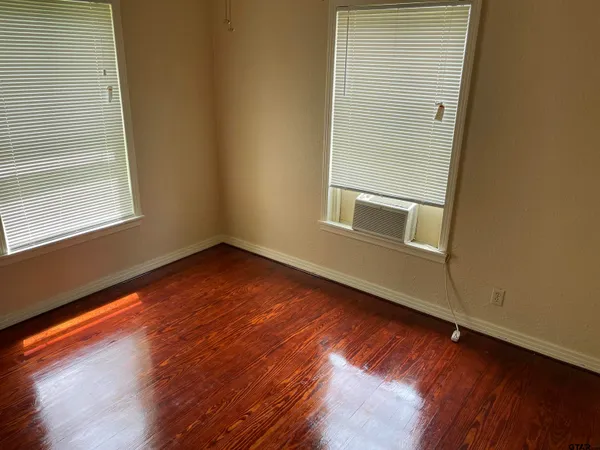 $995 | 310 West Braziel Street, Lindale, TX 75771