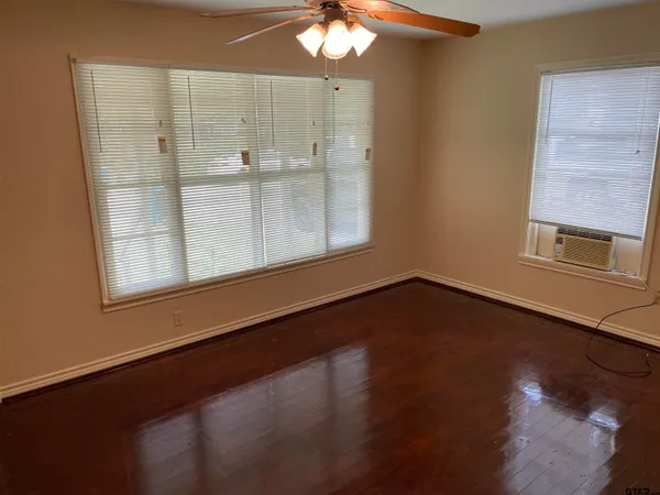 $995 | 310 West Braziel Street, Lindale, TX 75771