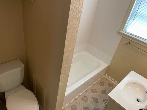 $995 | 310 West Braziel Street, Lindale, TX 75771