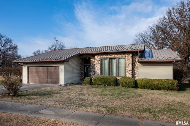 $219,000 | 708 Pawnee Drive, Du Quoin, IL 62832