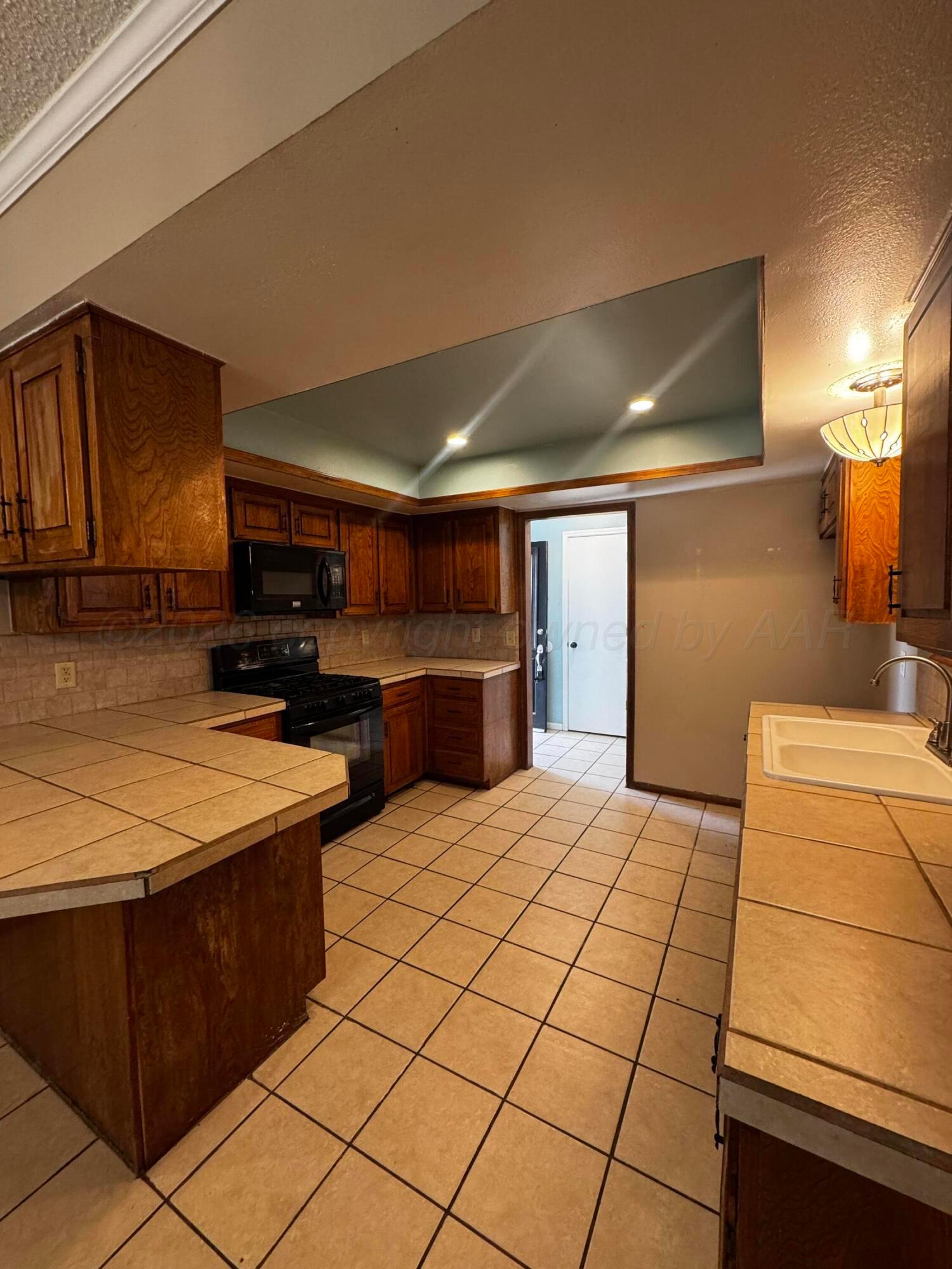 6826 Rochelle Lane Amarillo, TX 79109 - Photo 5 of 18 IMG_1016