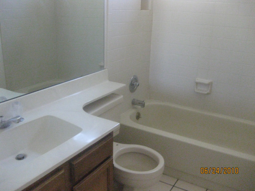 1030 East Utopia Road Phoenix, AZ 85024 - Photo 3 of 5 BATHROOM