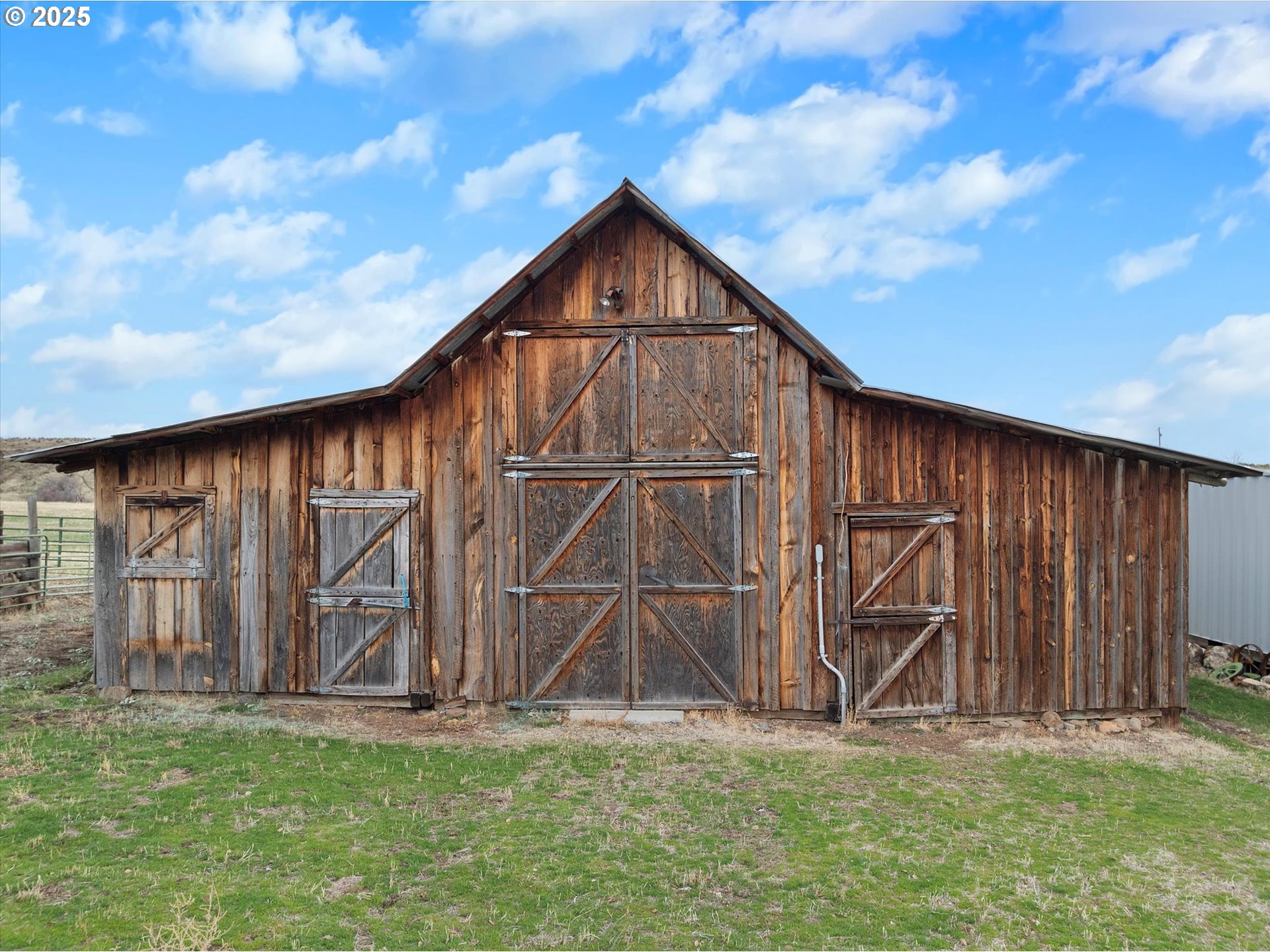 27877 Skinner Road Baker City, OR 97814 - Photo 35 of 48 a backyard with wooden fence