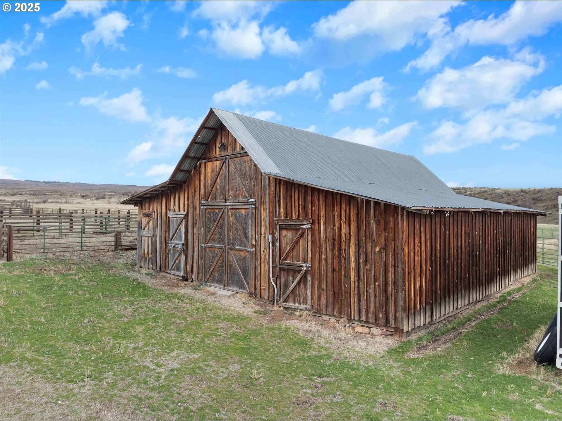 27877 Skinner Road Baker City, OR 97814 - Photo 10 of 48 a backyard with wooden fence