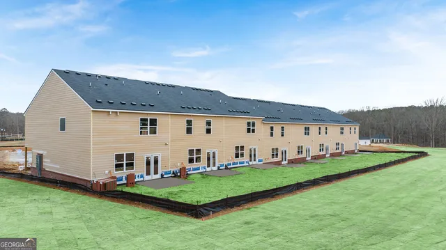 a view of a house with backyard and garden