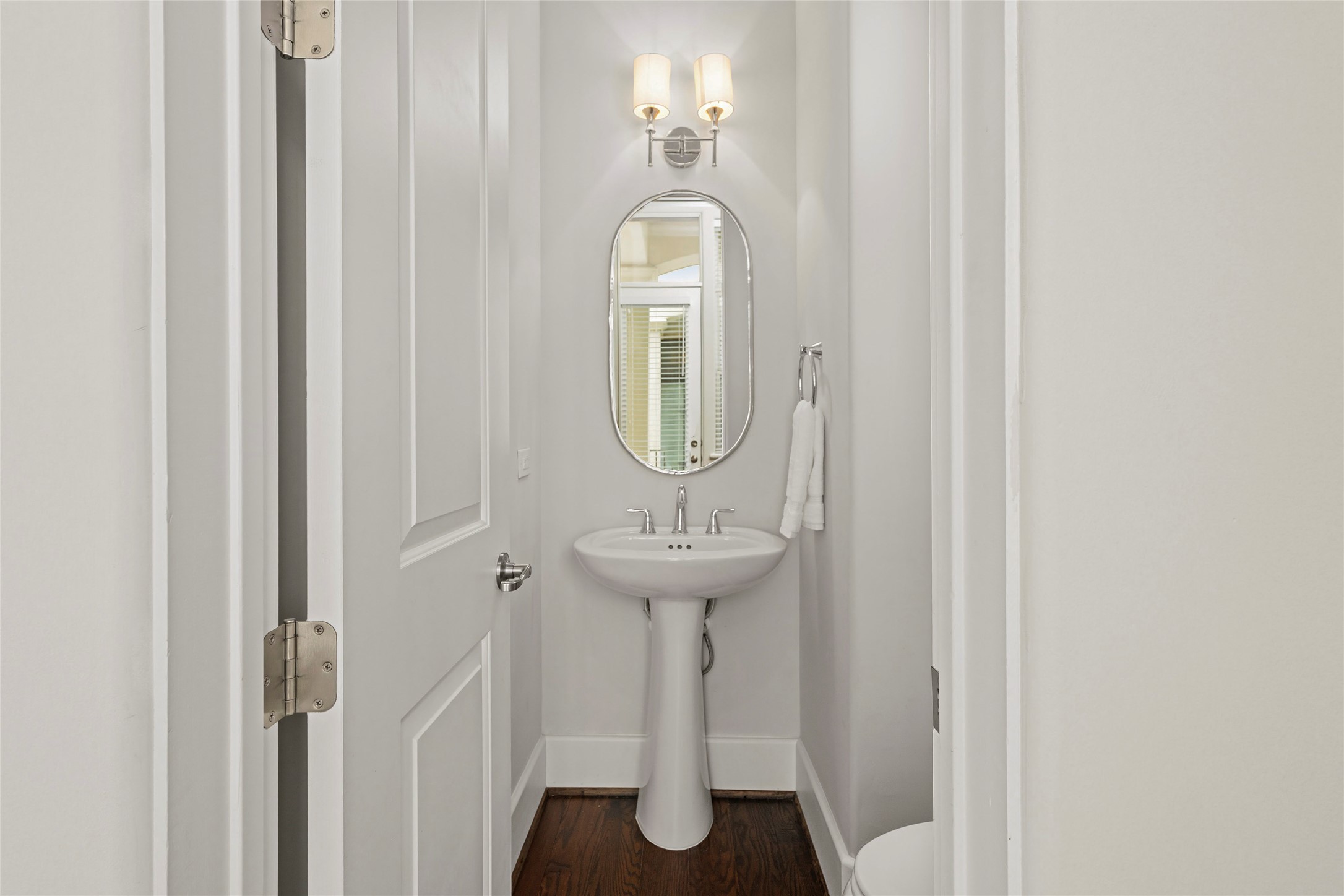 5646 Larkin Street Houston, TX 77007 - Photo 7 of 29 Powder bathroom located off the living room.