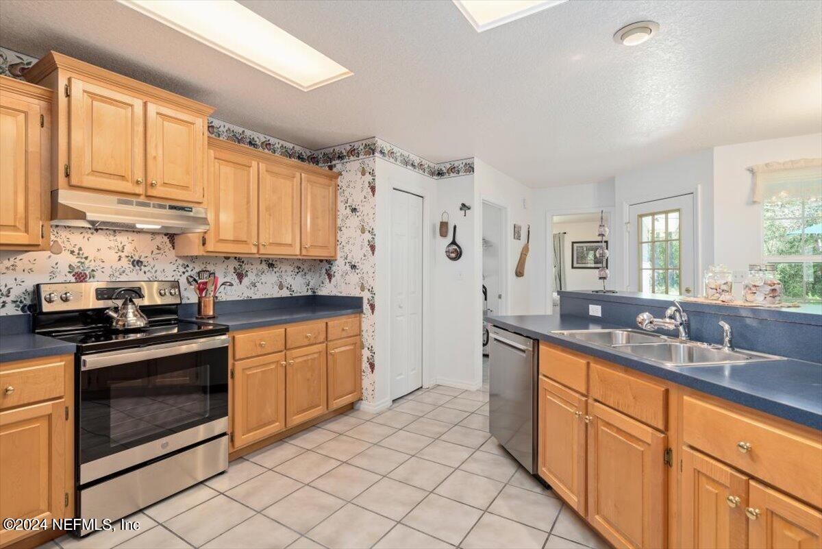 6481 Brooklyn Bay Road Keystone Heights, FL 32656 - Photo 15 of 45 a kitchen with stainless steel appliances granite countertop a stove a sink and a refrigerator