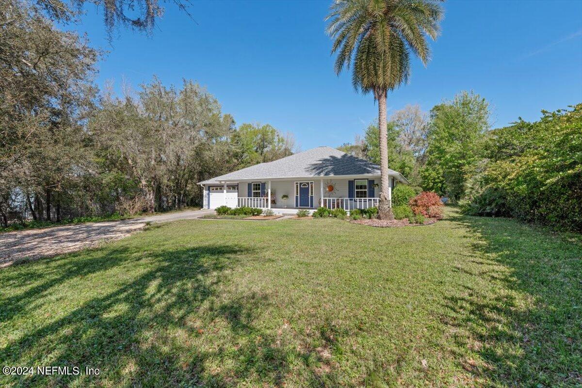 6481 Brooklyn Bay Road Keystone Heights, FL 32656 - Photo 2 of 45 a front view of a house with a garden