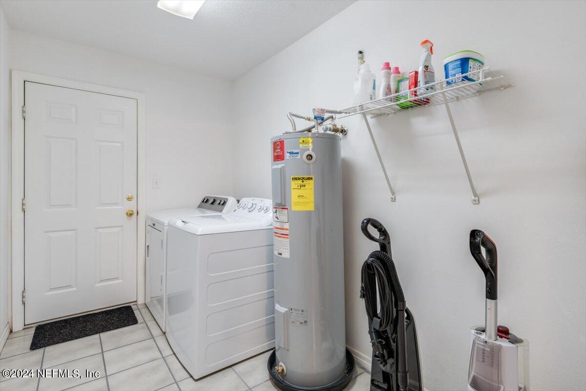 6481 Brooklyn Bay Road Keystone Heights, FL 32656 - Photo 30 of 45 a bathroom with a sink and a shower