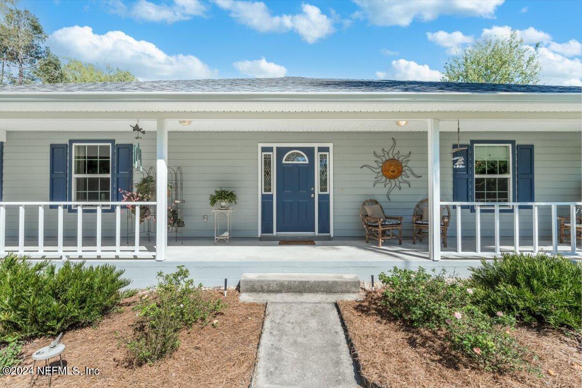 6481 Brooklyn Bay Road Keystone Heights, FL 32656 - Photo 3 of 45 front view of a house with a small yard
