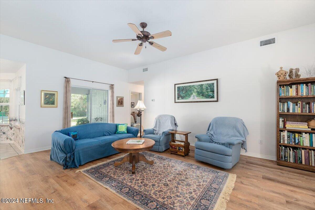 6481 Brooklyn Bay Road Keystone Heights, FL 32656 - Photo 8 of 45 a living room with furniture and a book shelf
