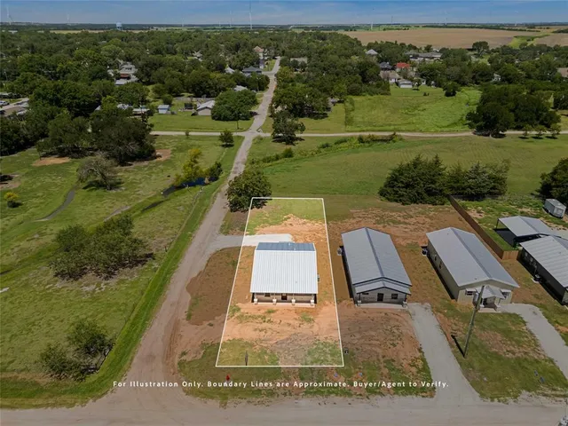 a view of backyard of the house