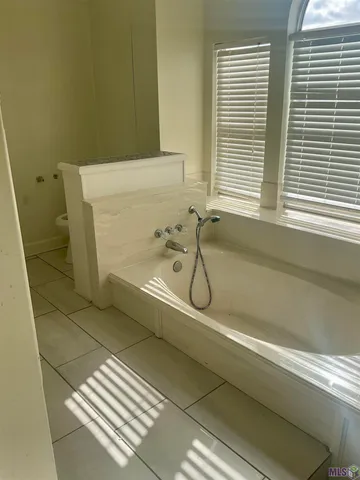 $2,400 | 17627 Lake Iris Avenue, Baton Rouge, LA 70817