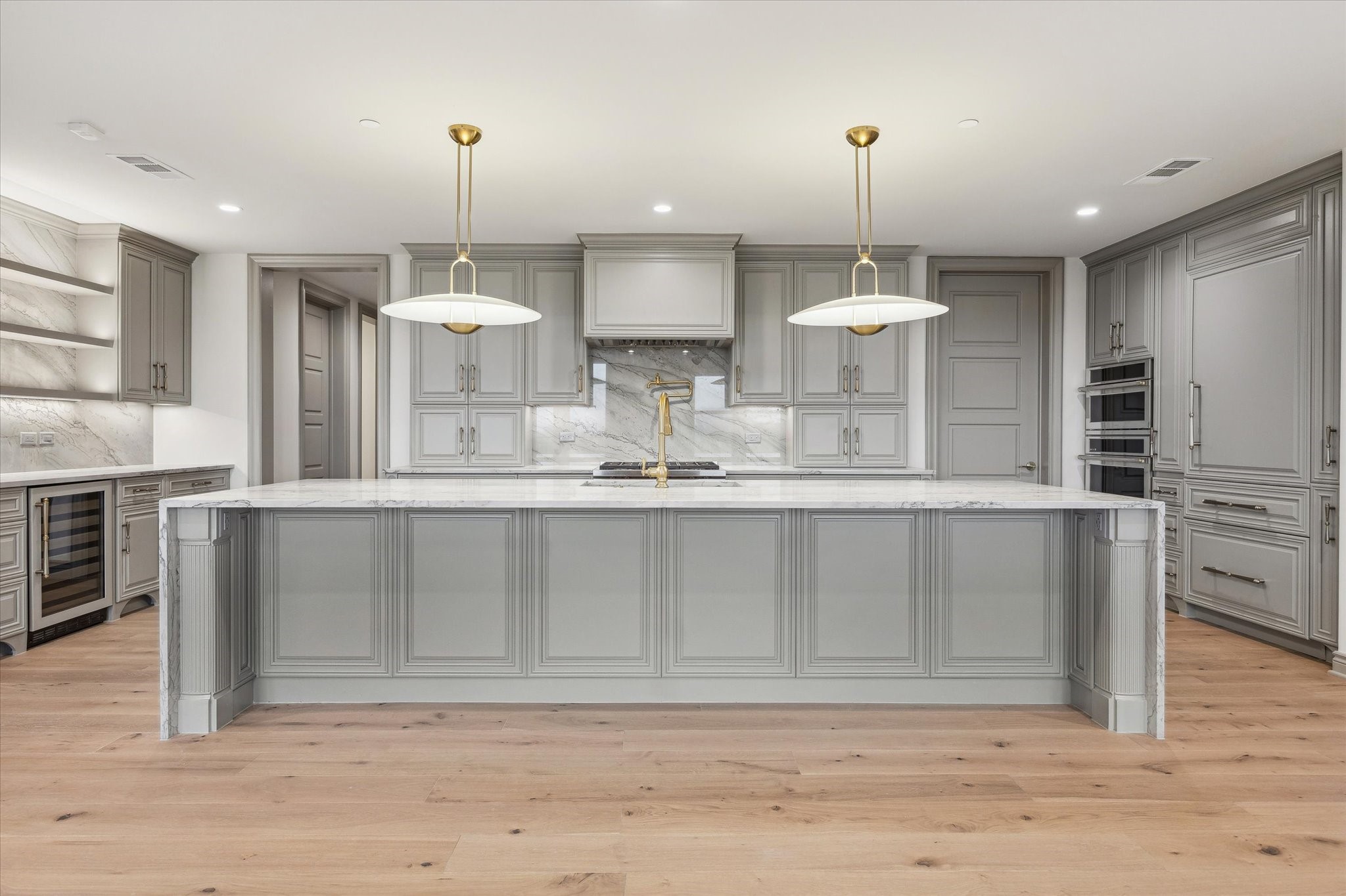 1717 Bissonnet Street, Unit 508 Houston, TX 77005 - Photo 7 of 34 a kitchen with kitchen island granite countertop a stove a refrigerator and a sink