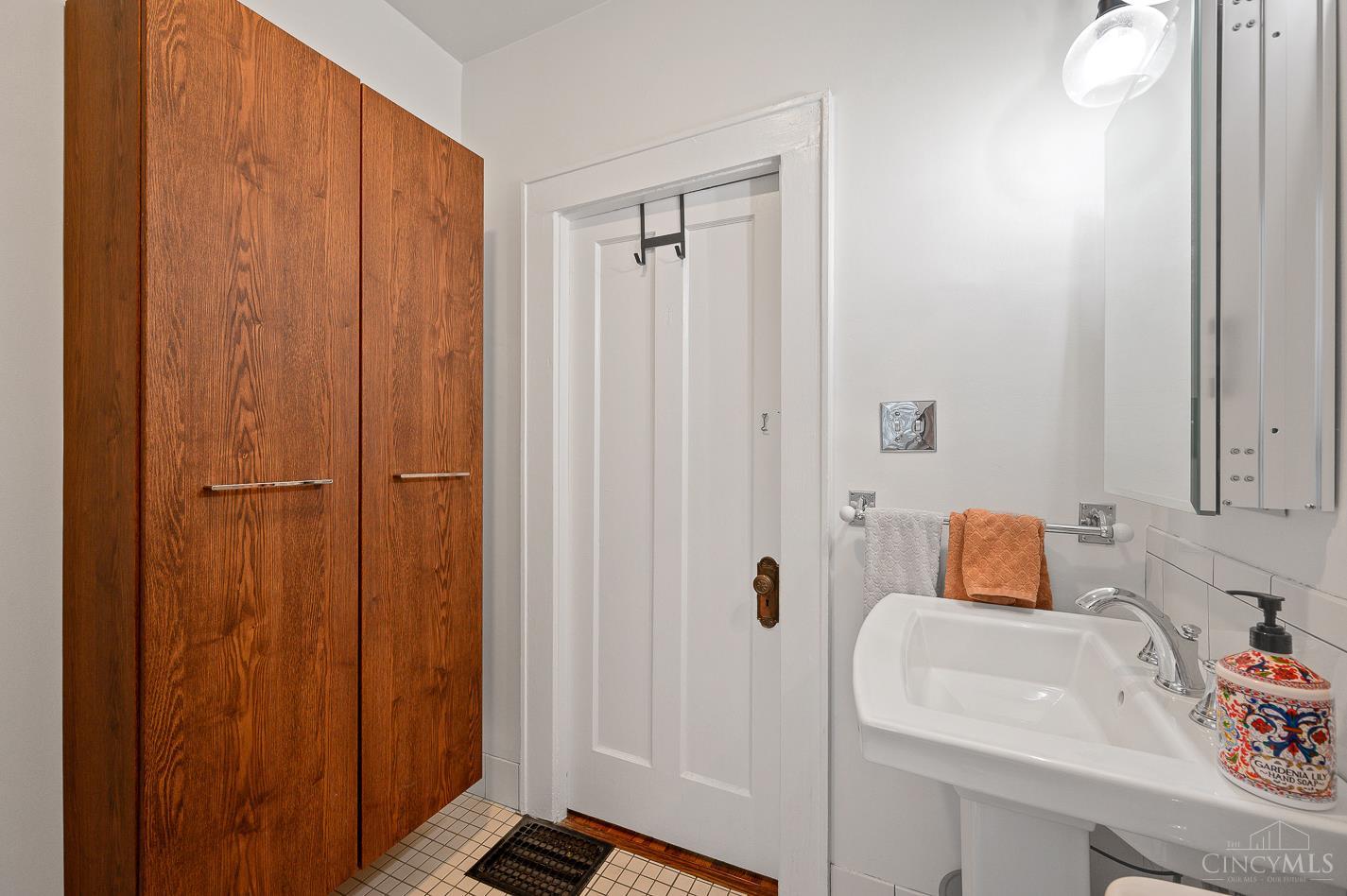 5806 Montgomery Road Cincinnati, OH 45212 - Photo 25 of 36