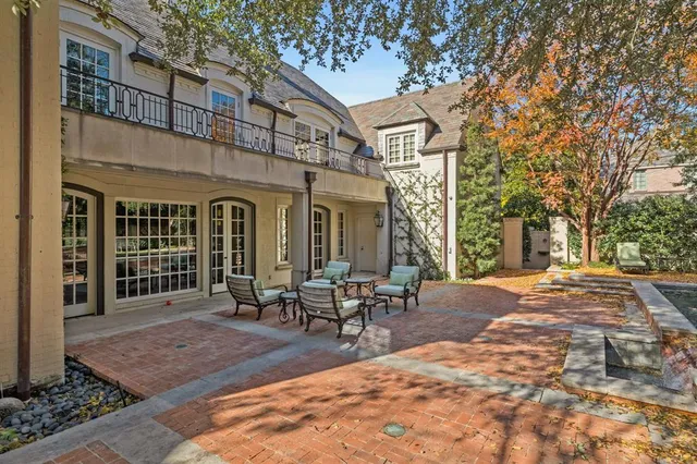 a view of a house with yard and sitting area