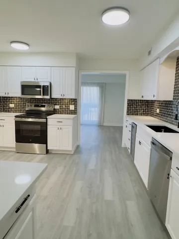 $670,000 | 1671 Mission Hills Road, Unit 201, Northbrook, IL 60062