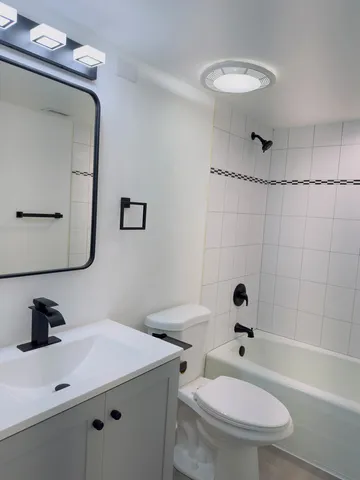 $670,000 | 1671 Mission Hills Road, Unit 201, Northbrook, IL 60062