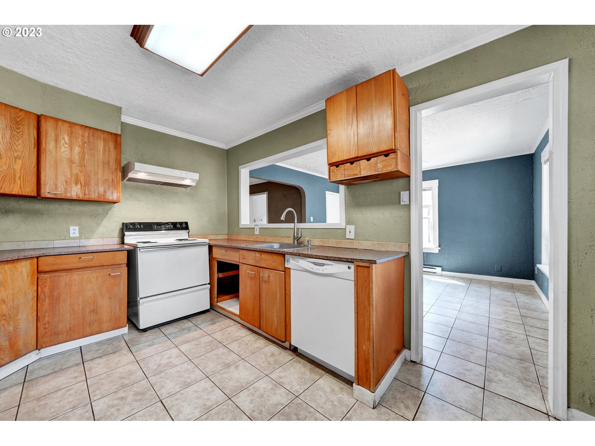 661 18th Avenue Longview, WA 98632 - Photo 16 of 39 a kitchen with stainless steel appliances granite countertop a stove a sink and a microwave
