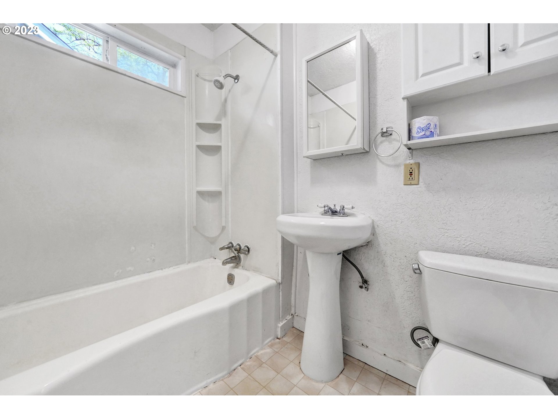 661 18th Avenue Longview, WA 98632 - Photo 19 of 39 a bathroom with a sink a toilet and shower