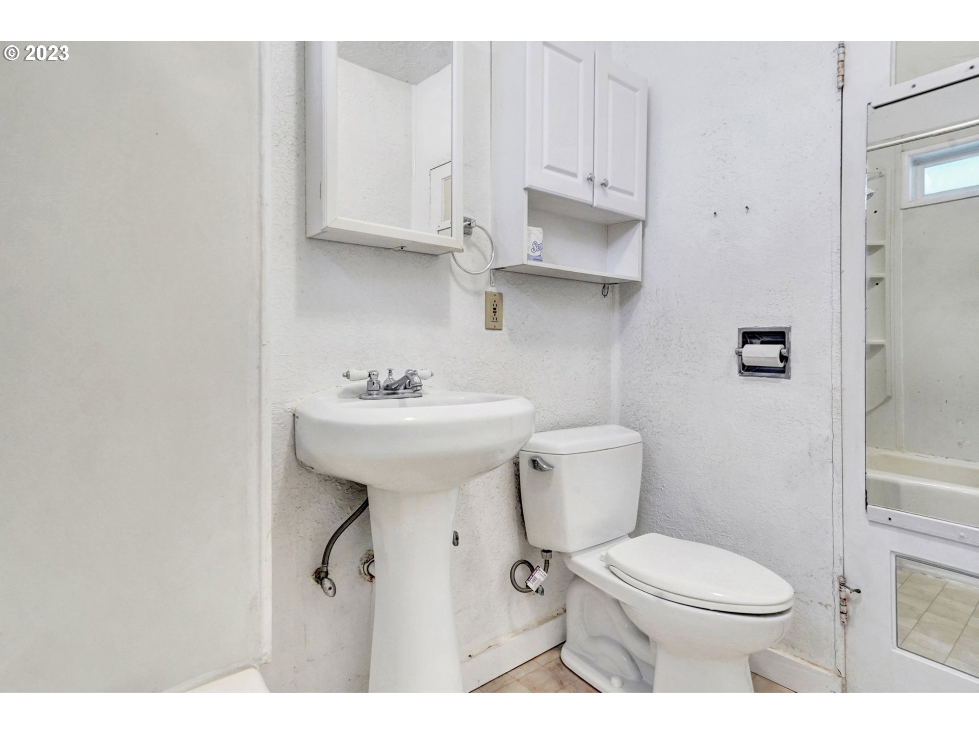 661 18th Avenue Longview, WA 98632 - Photo 20 of 39 a bathroom with a sink toilet and vanity