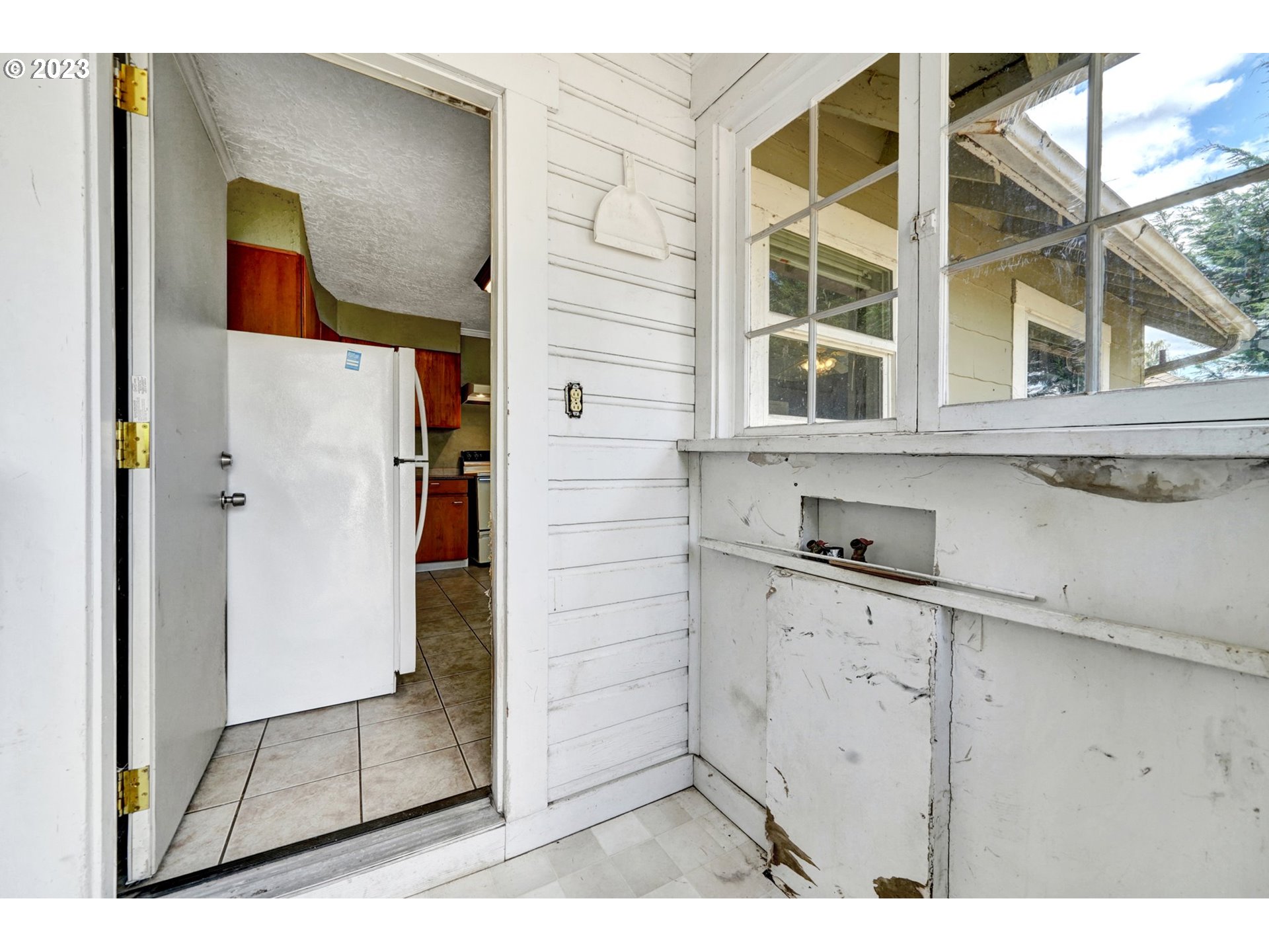 661 18th Avenue Longview, WA 98632 - Photo 29 of 39 a view of cabinet with white wooden cabinets