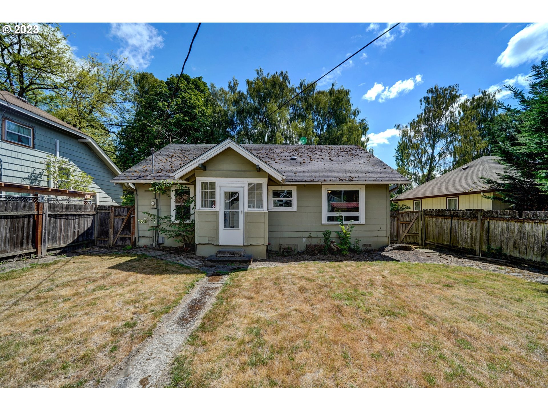 661 18th Avenue Longview, WA 98632 - Photo 31 of 39 a front view of a house with a yard