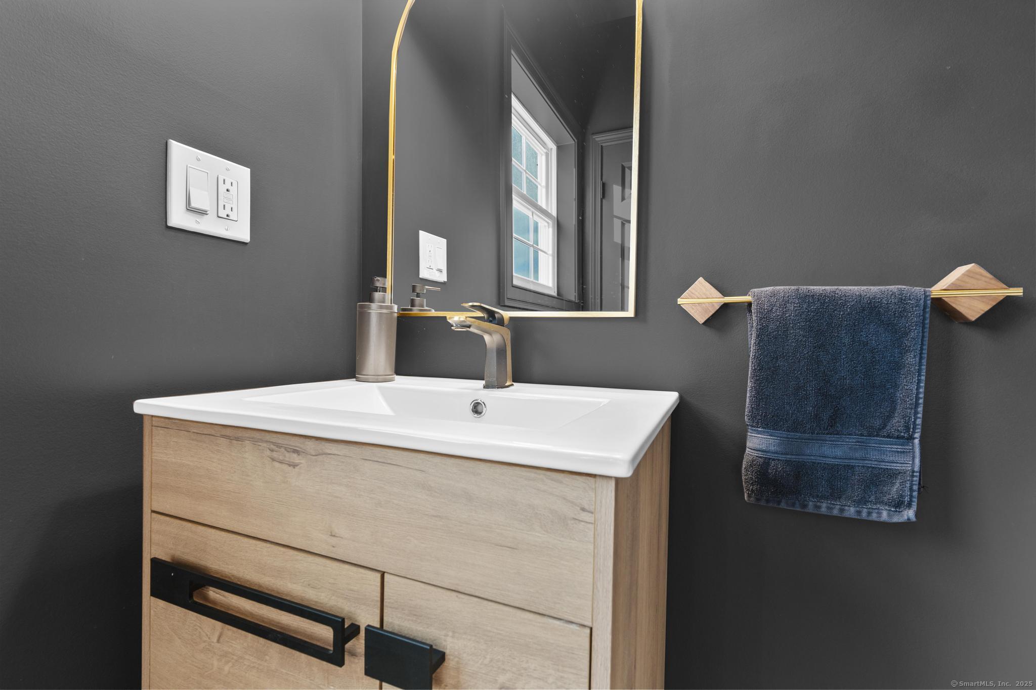 44 Meadow View Road New Haven, CT 06512 - Photo 18 of 40