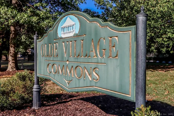 $599,900 | 17 Olde Village Circle, Unit 17, Wallingford, CT 06492