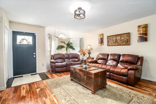 $599,900 | 17 Olde Village Circle, Unit 17, Wallingford, CT 06492